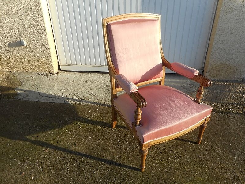 Blond walnut armchair of the nineteenth century