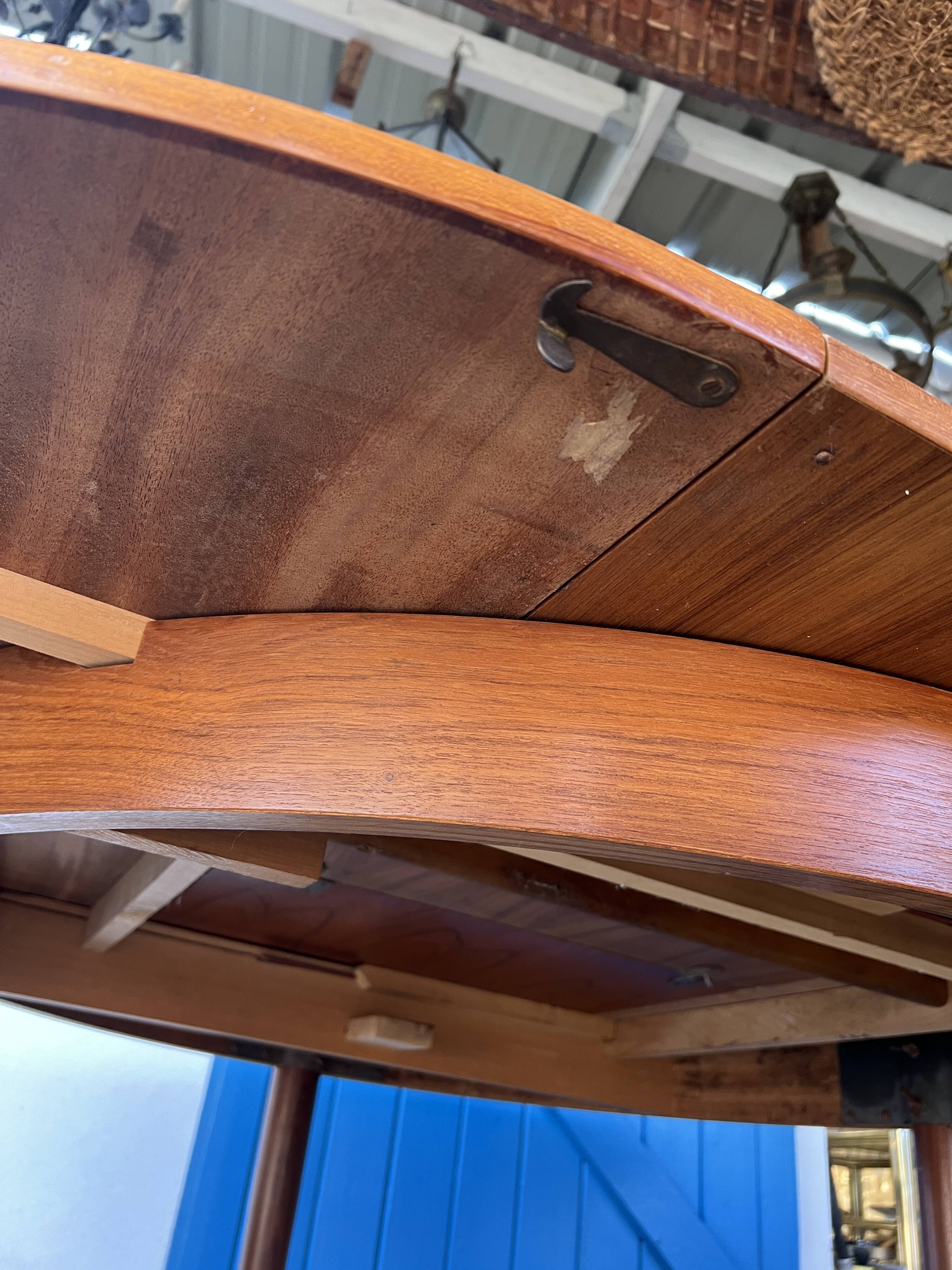 Round extendable table