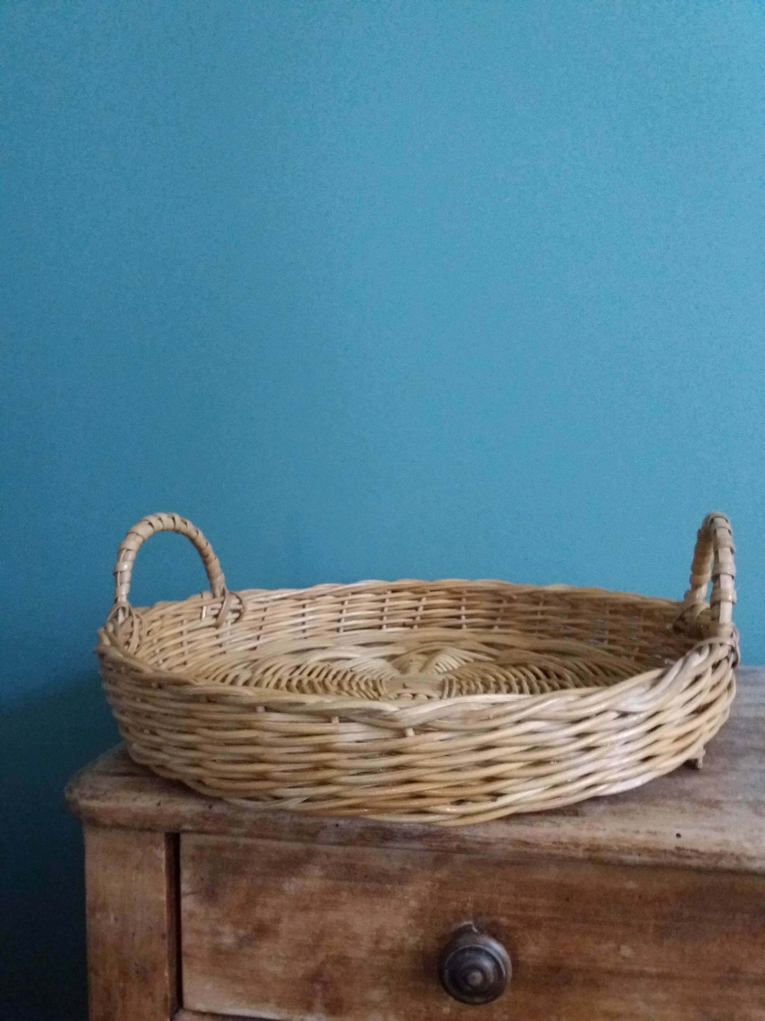 Round wicker tray basket