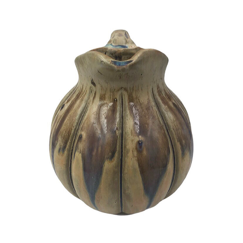 Dabbling melon pitcher