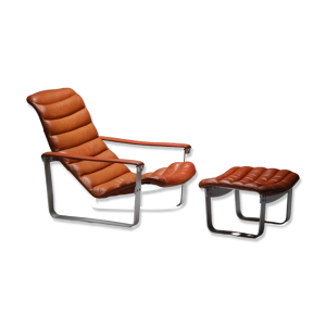 Fauteuil avec pouf conçue
