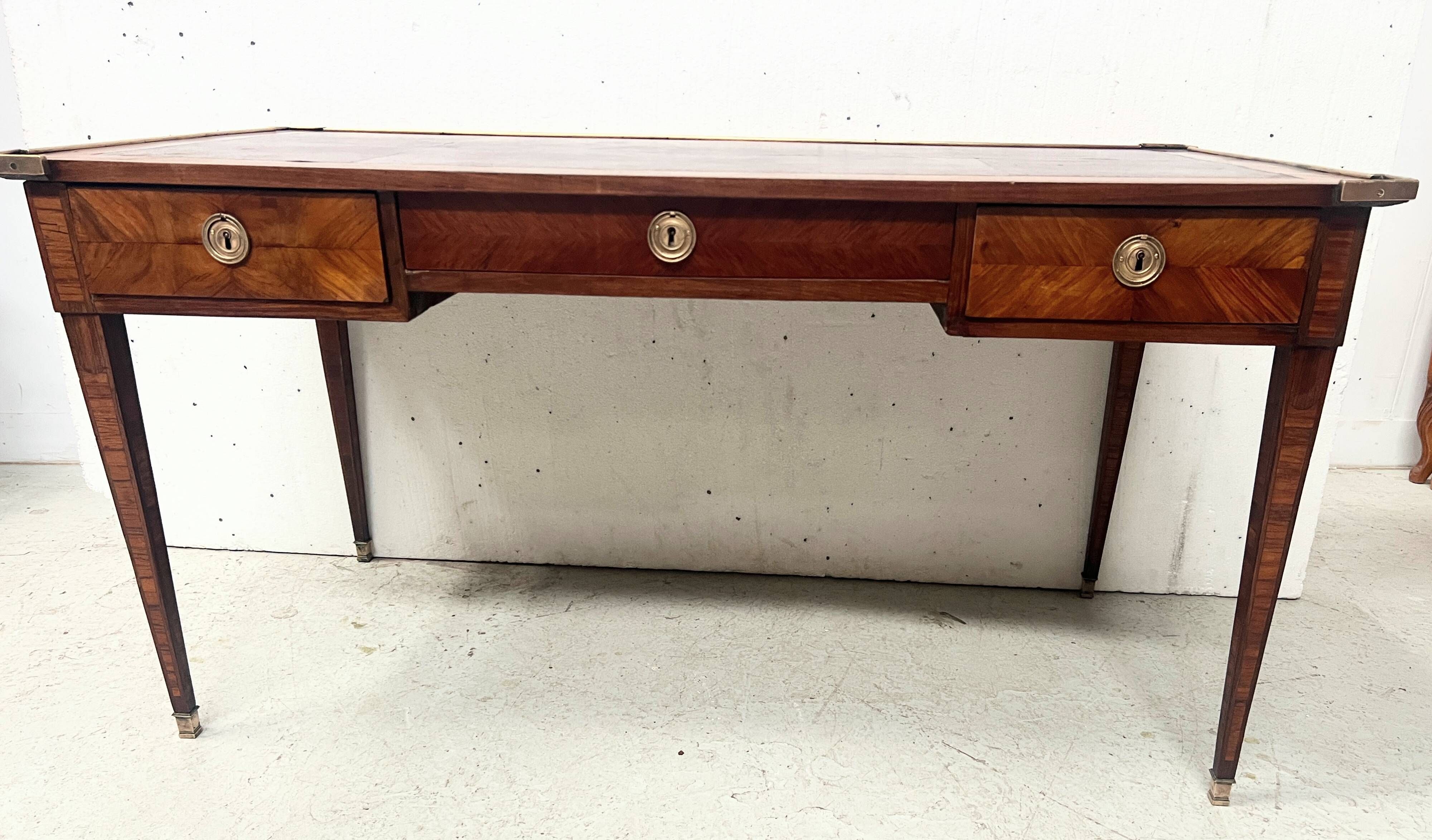 Louis XVI flat desk in mahogany veneer and rosewood, 18th century.