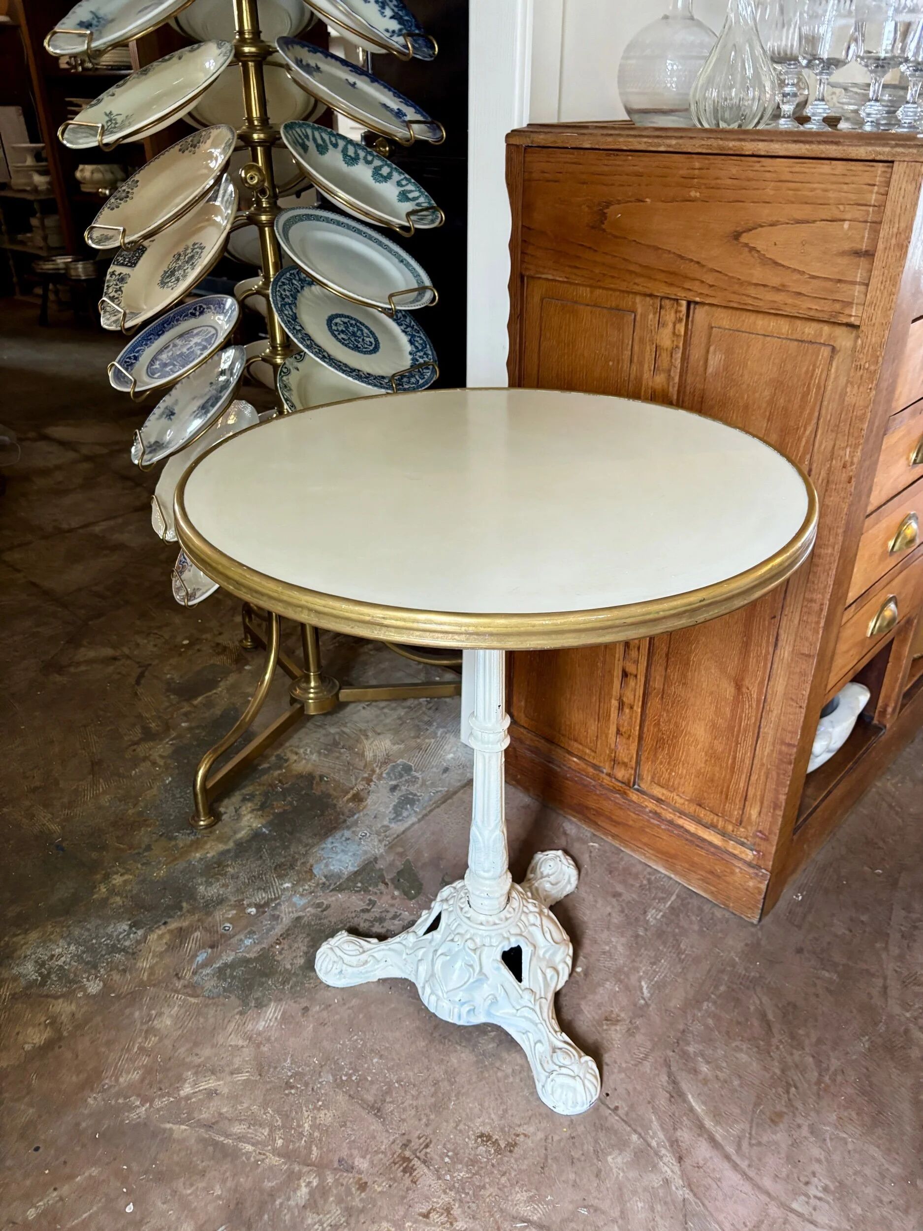 Bistro table in cast iron and beige melamine ⌀ 60 cm