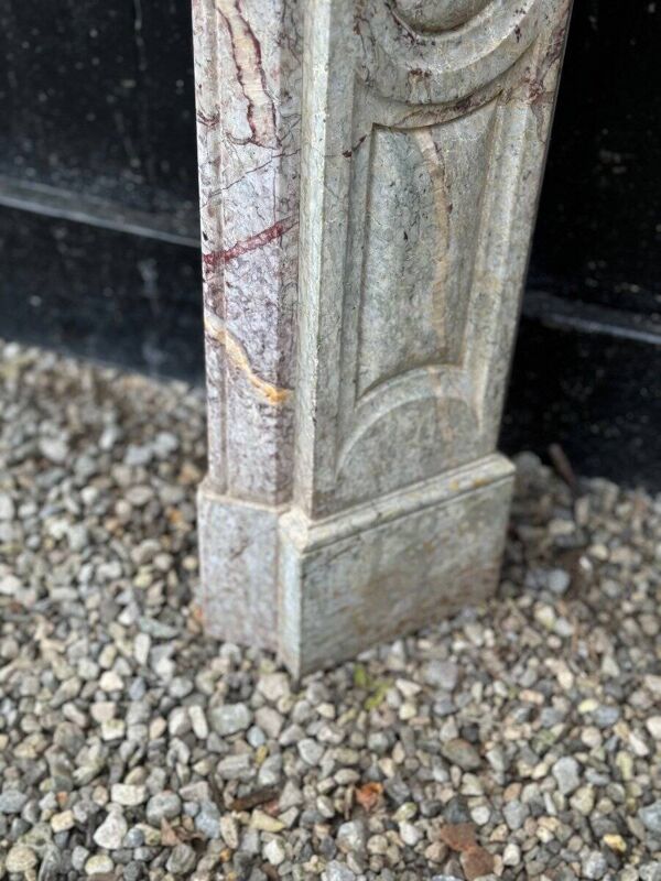 Cheminée de style Louis XV Pompadour en marbre rosé vers 1900