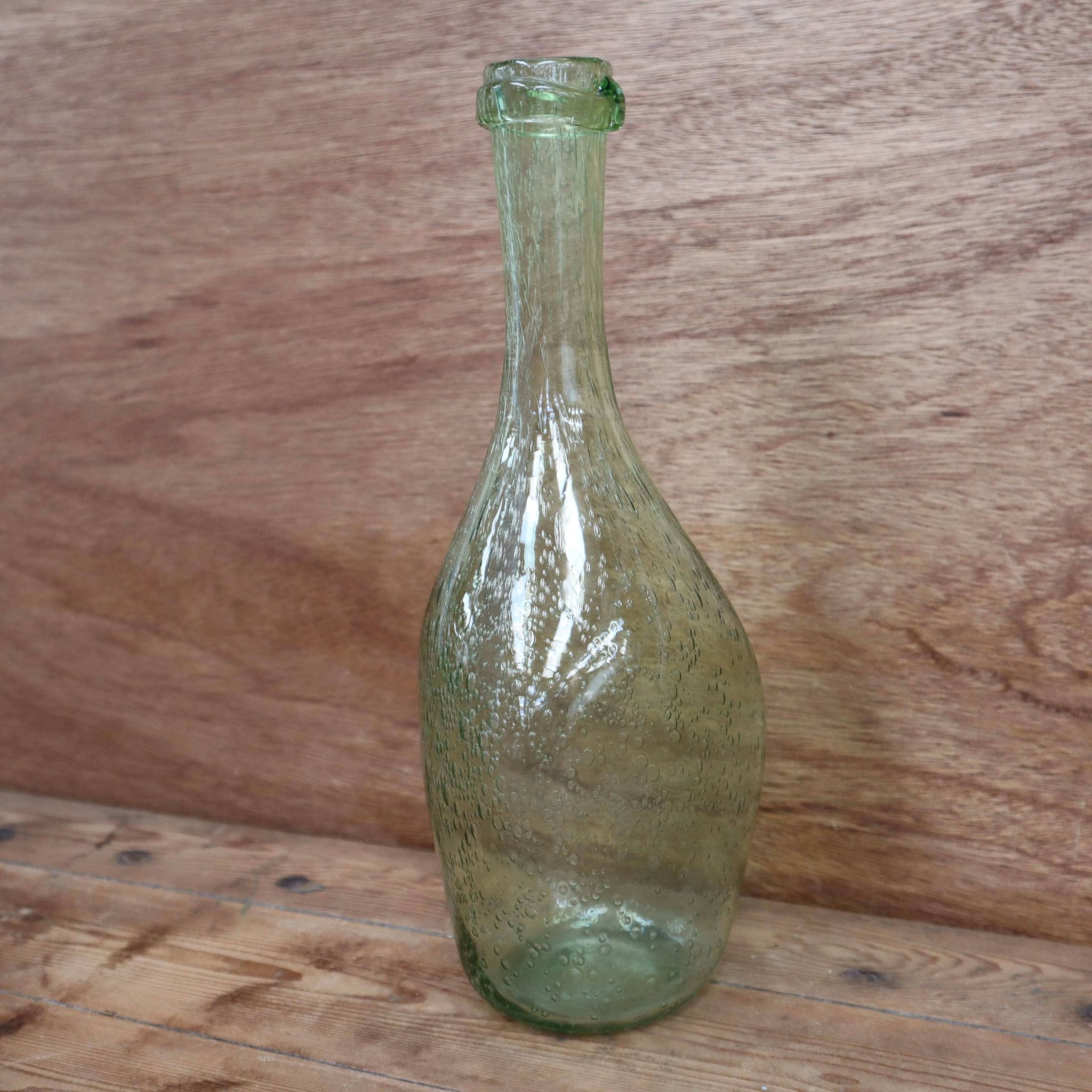 Bouteille en verre soufflé bullé vert Biot