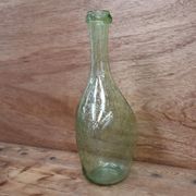 Bouteille en verre soufflé bullé vert Biot