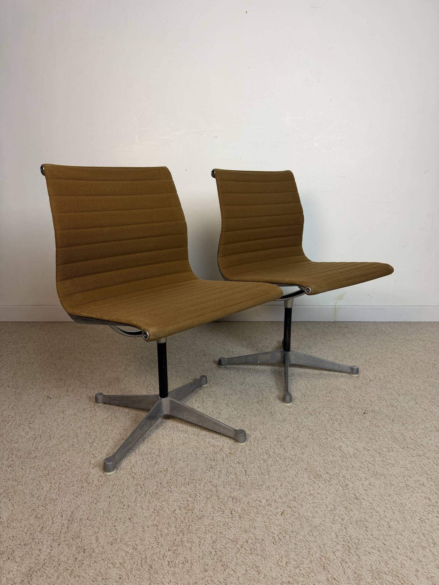 Lot de 5 chaises Herman Miller Aluminium Group – Charles & Ray Eames