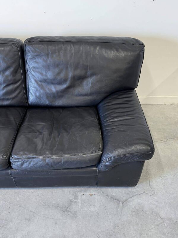 Canapé vintage Roche Bobois – modèle Soleil Noir – cuir noir patiné – 2 places
