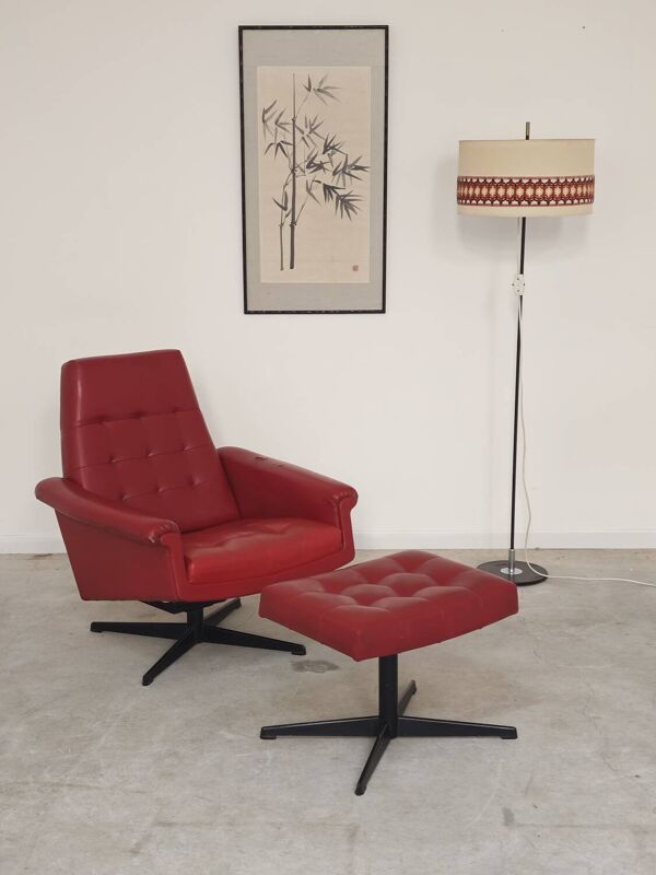 Fauteuil pivotant et repose pied en simili cuir rouge par Up Zavody 1970