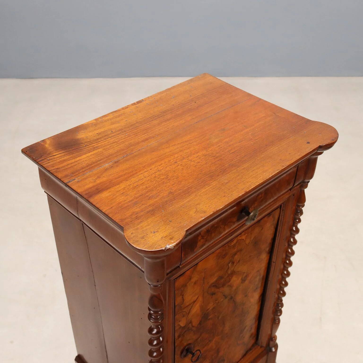 Antique Louis-Philippe bedside table in walnut, Italy, 19th century.