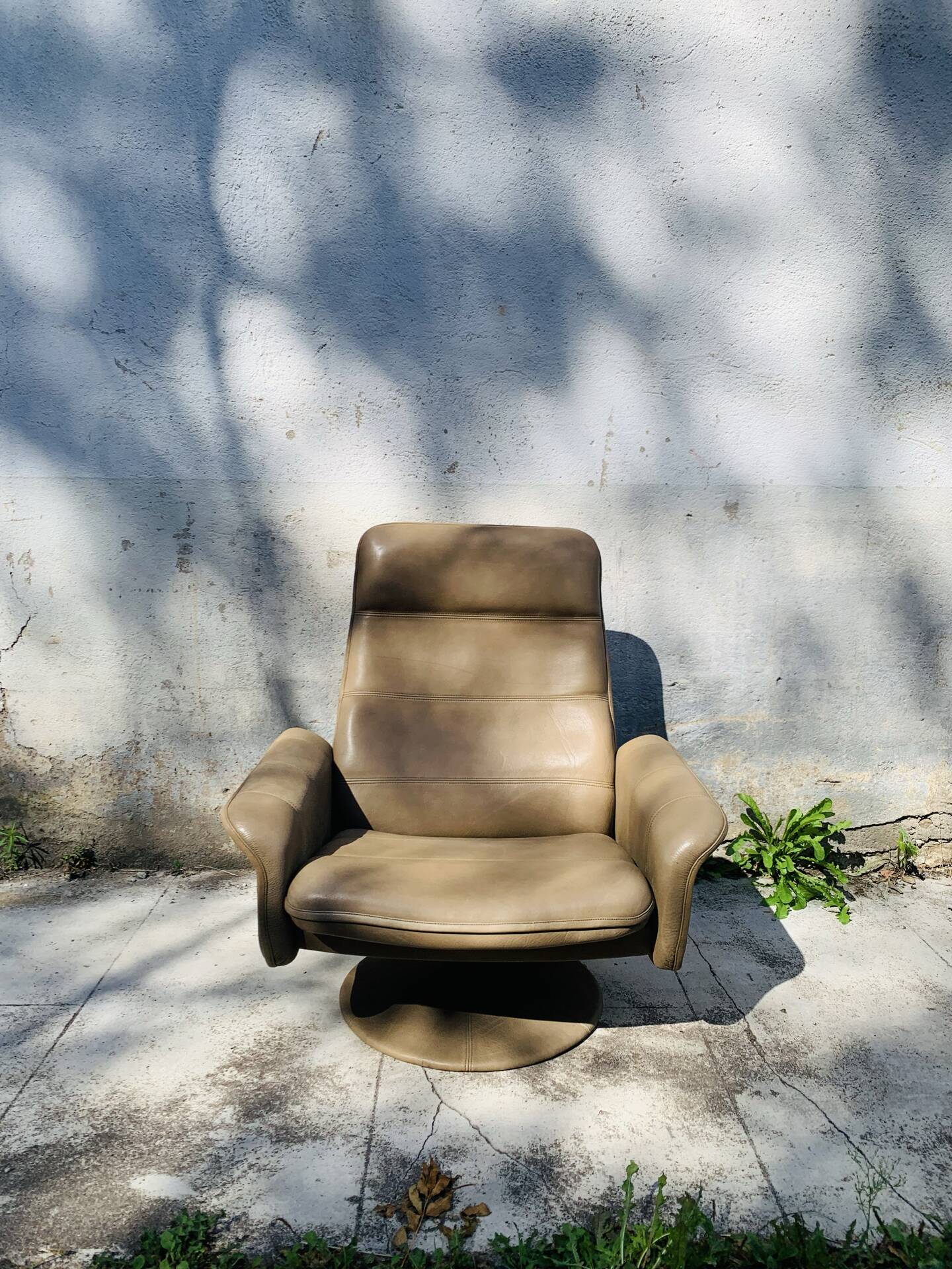 Vintage De Sede leather swivel chair, tulip base.