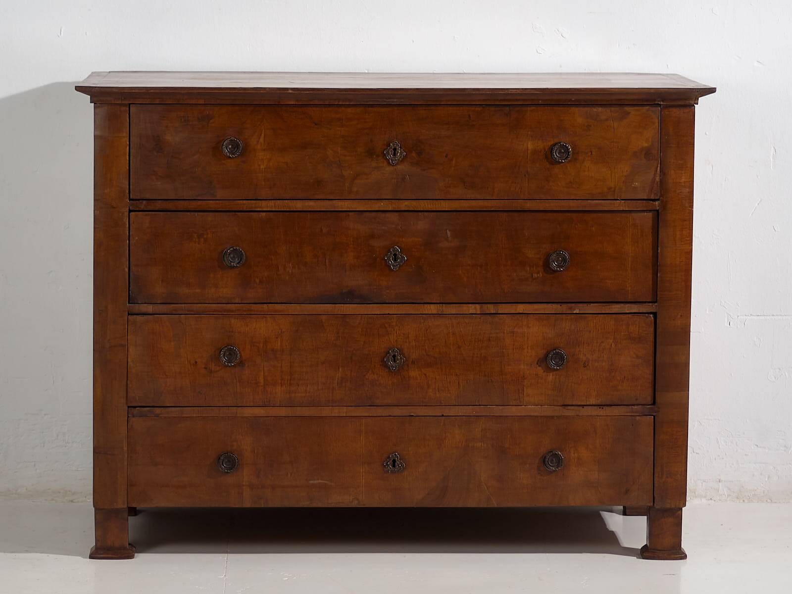 Antique chest of drawers with four drawers (circa 1850)