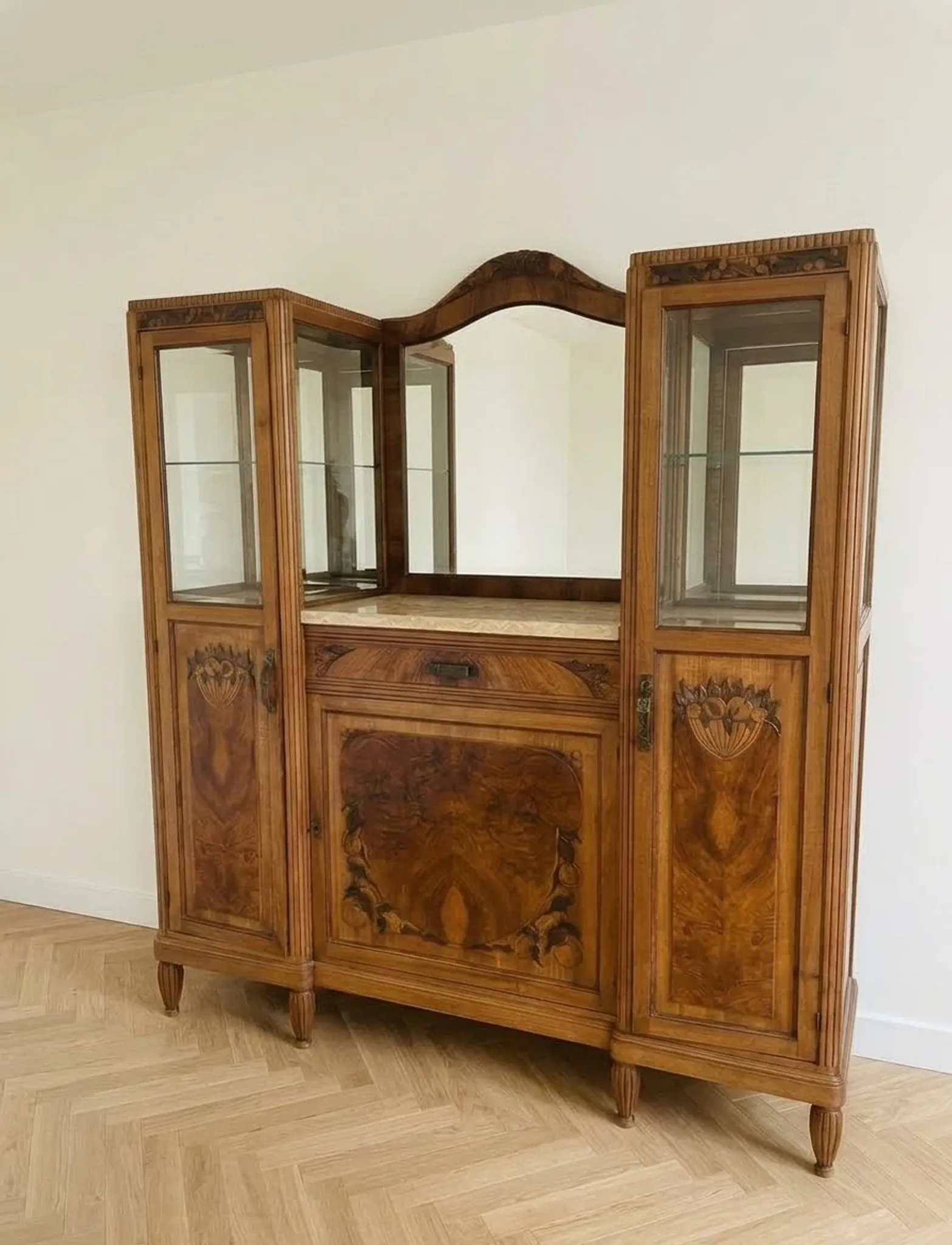 Art Deco display cabinet in walnut and burl, marble top and bevelled mirror, 1930s.