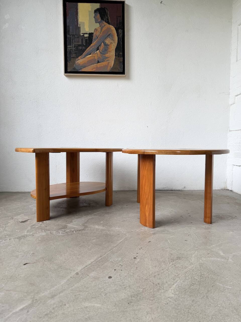 Tables basses en orme formant une goutte