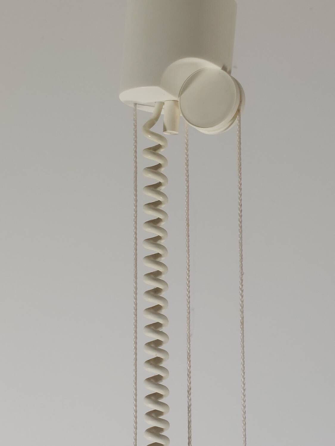 Suspension design vintage, style années 80.