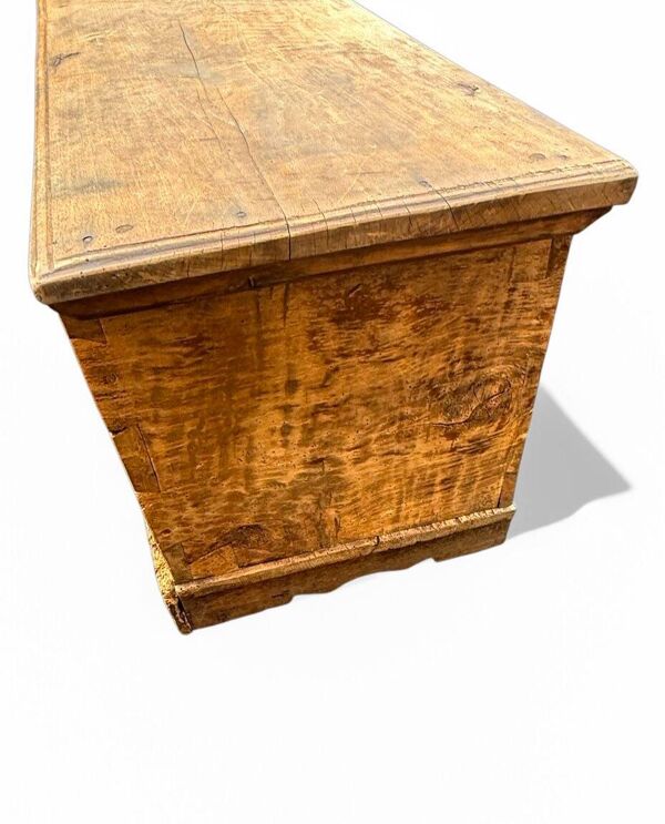 Magnifique coffre de mariage ancien en bois sculpté