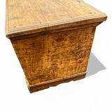 Magnifique coffre de mariage ancien en bois sculpté