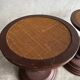 Ensemble de 2 tables d'appoint Art Nouveau en bois brun foncé avec plateaux en rotin naturel tressé et détails métalliques