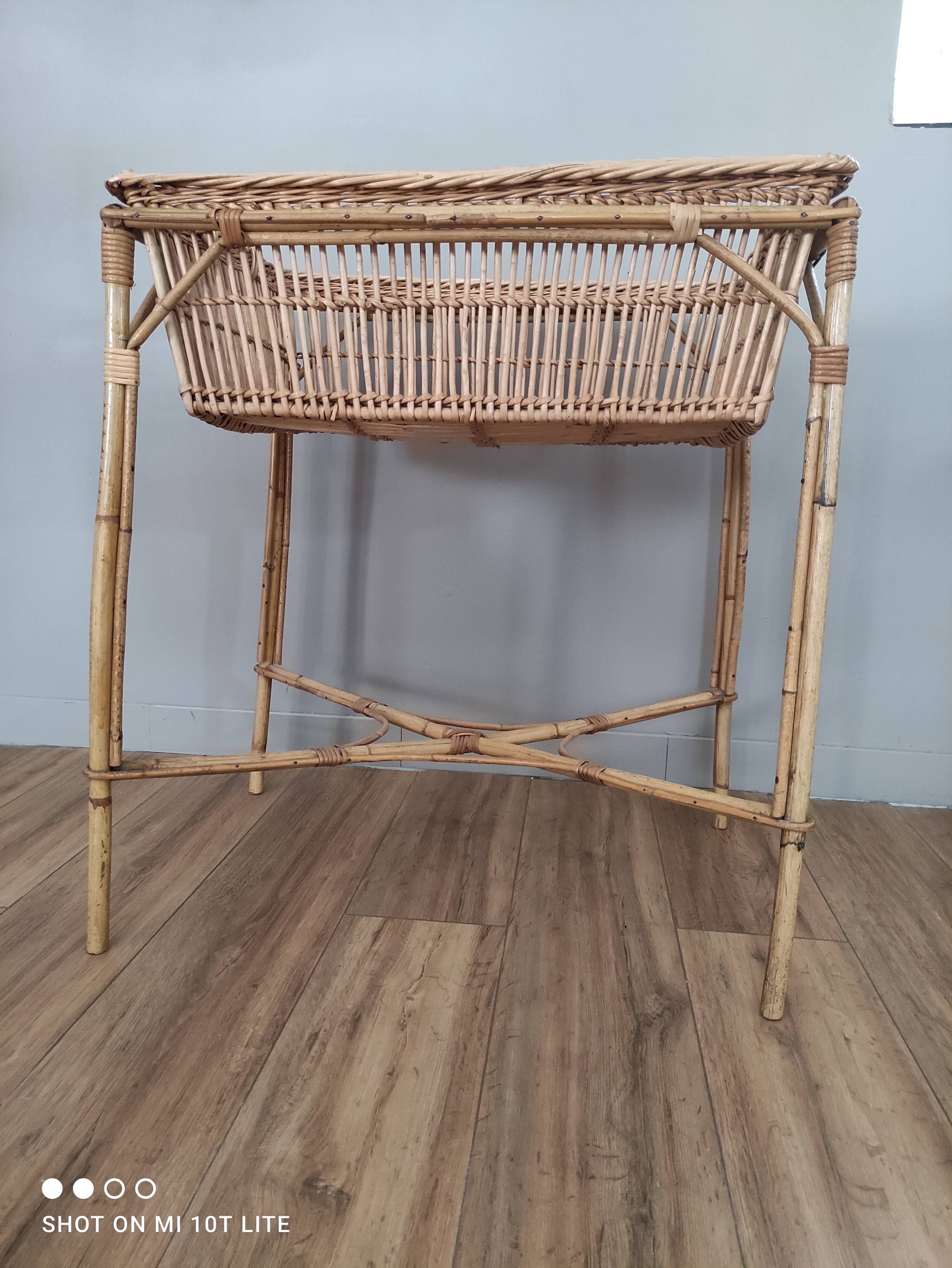 Panière à linge vintage en rotin sur piètement