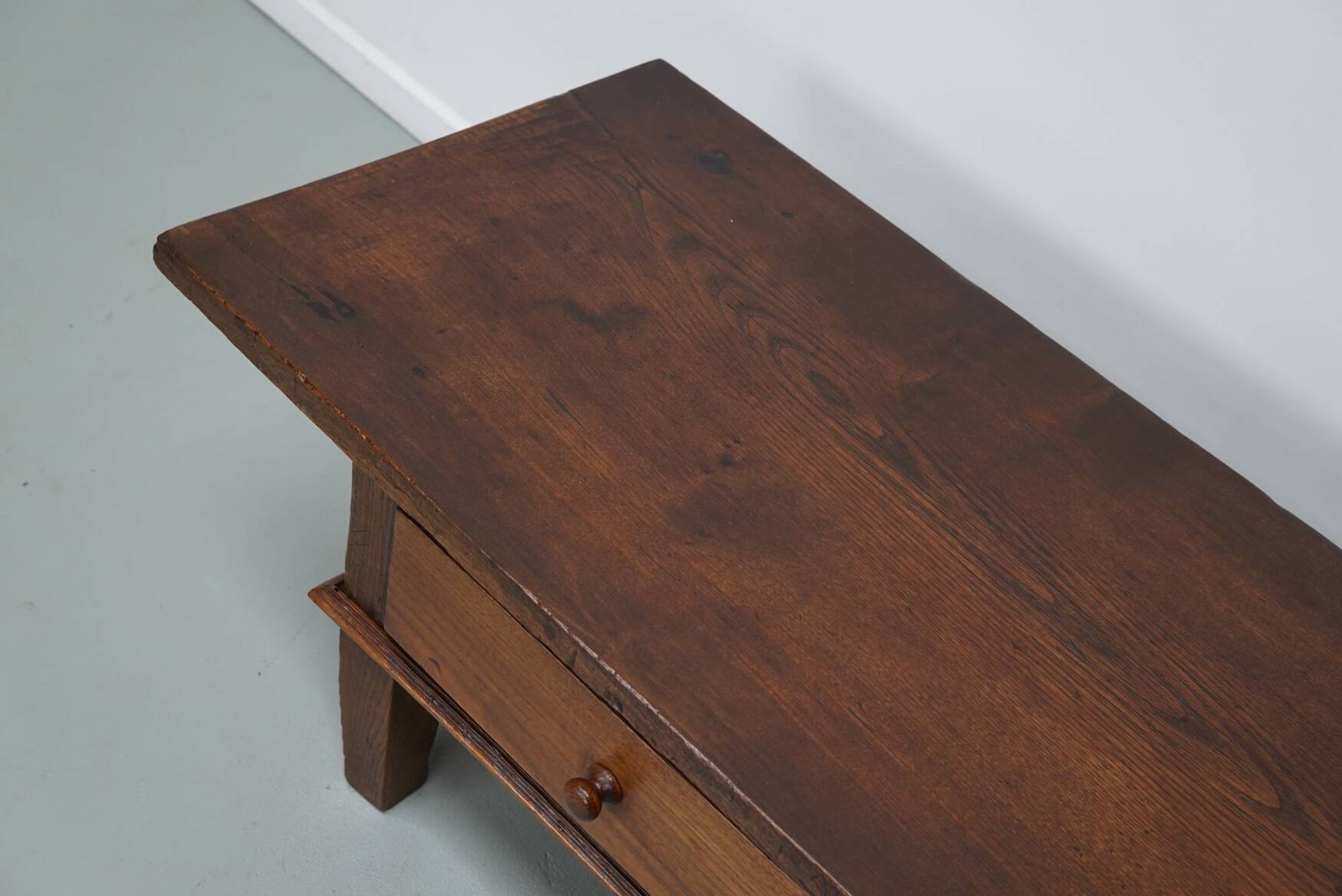 Table basse rustique en châtaignier de style campagnard espagnol du XIXe siècle