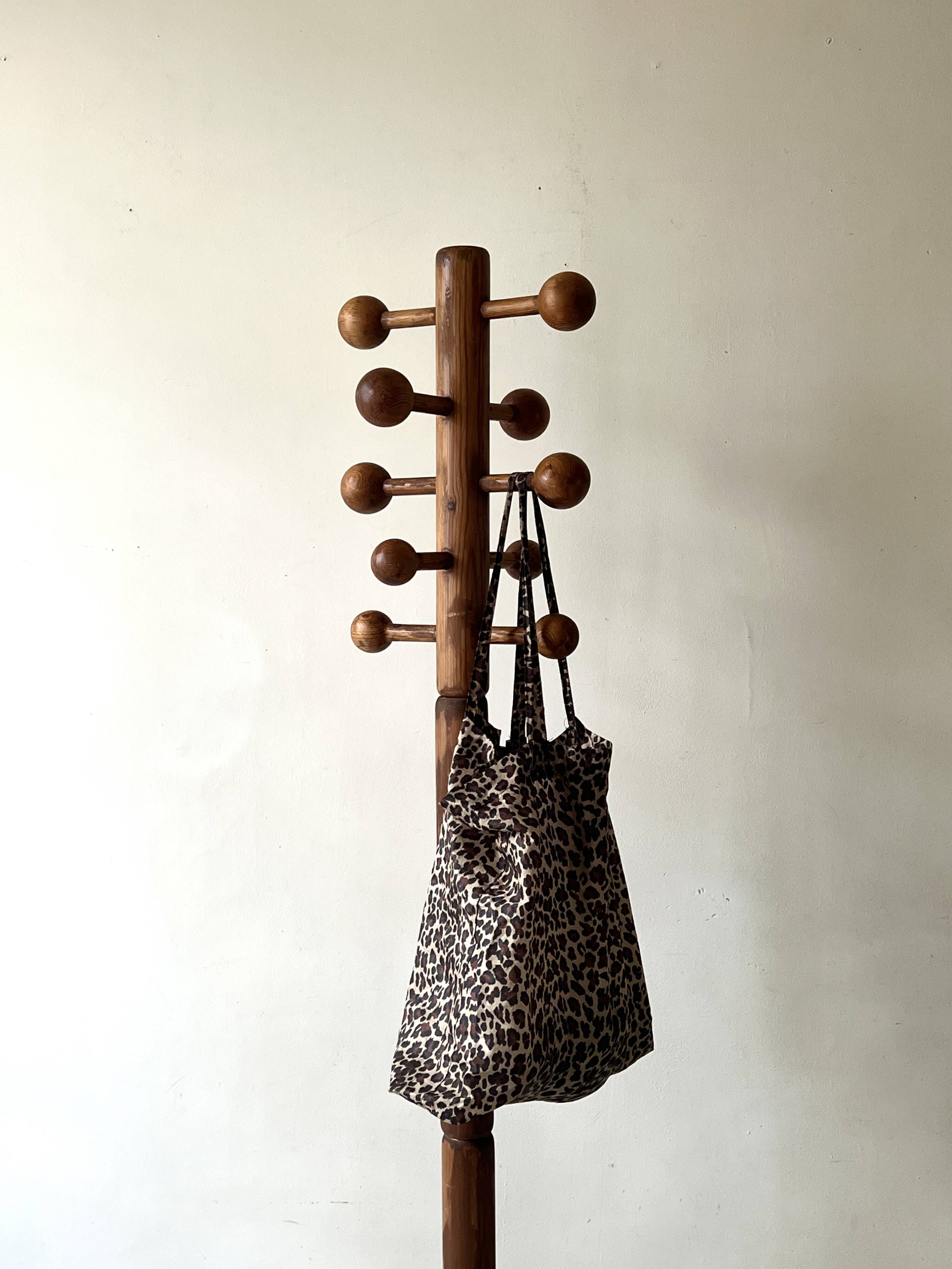 Modernist coat rack on a stand and rotating in solid pine, The Arcs 1970.