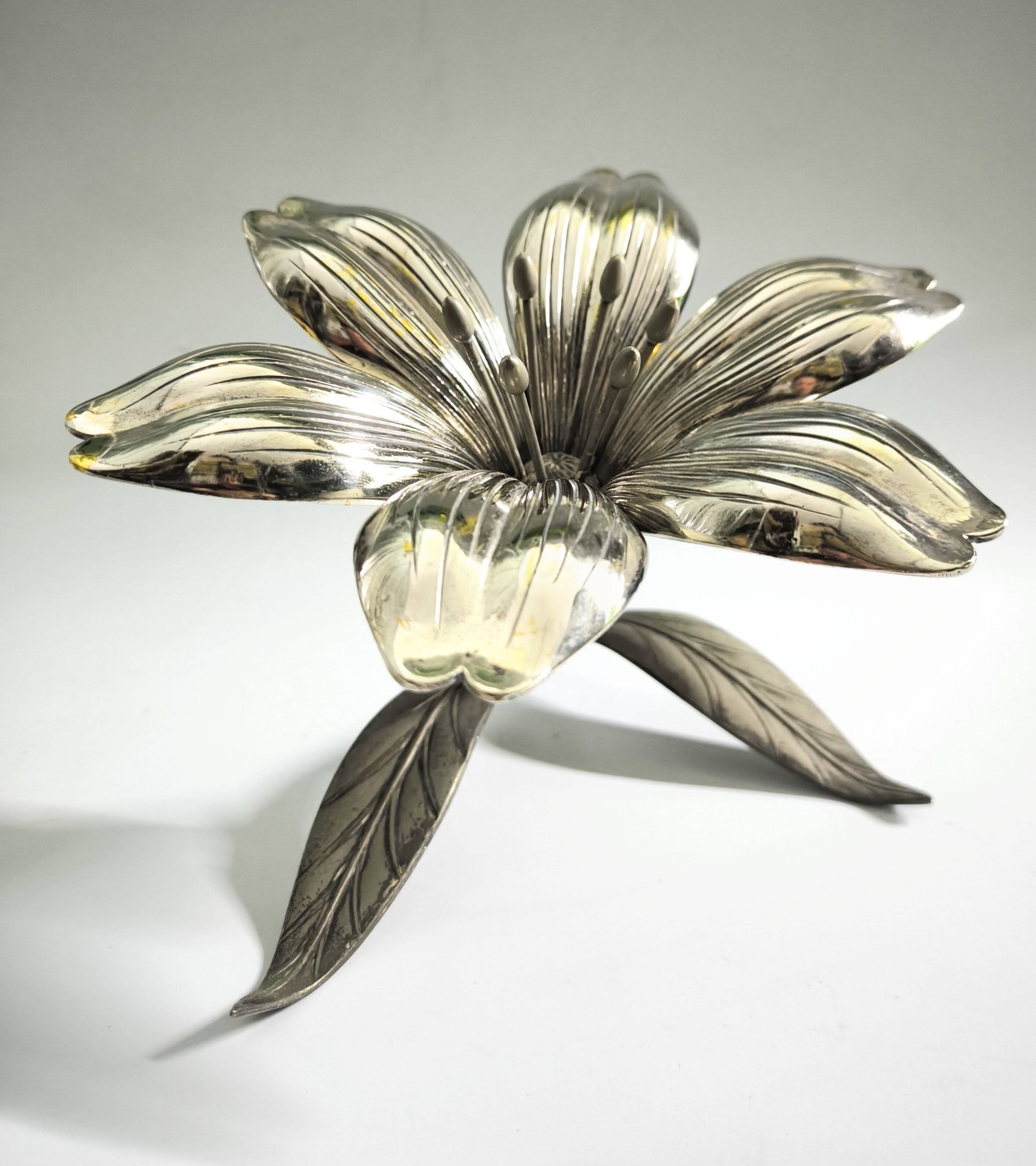 Metal ashtray in the shape of a flower, Sharp 1960s.