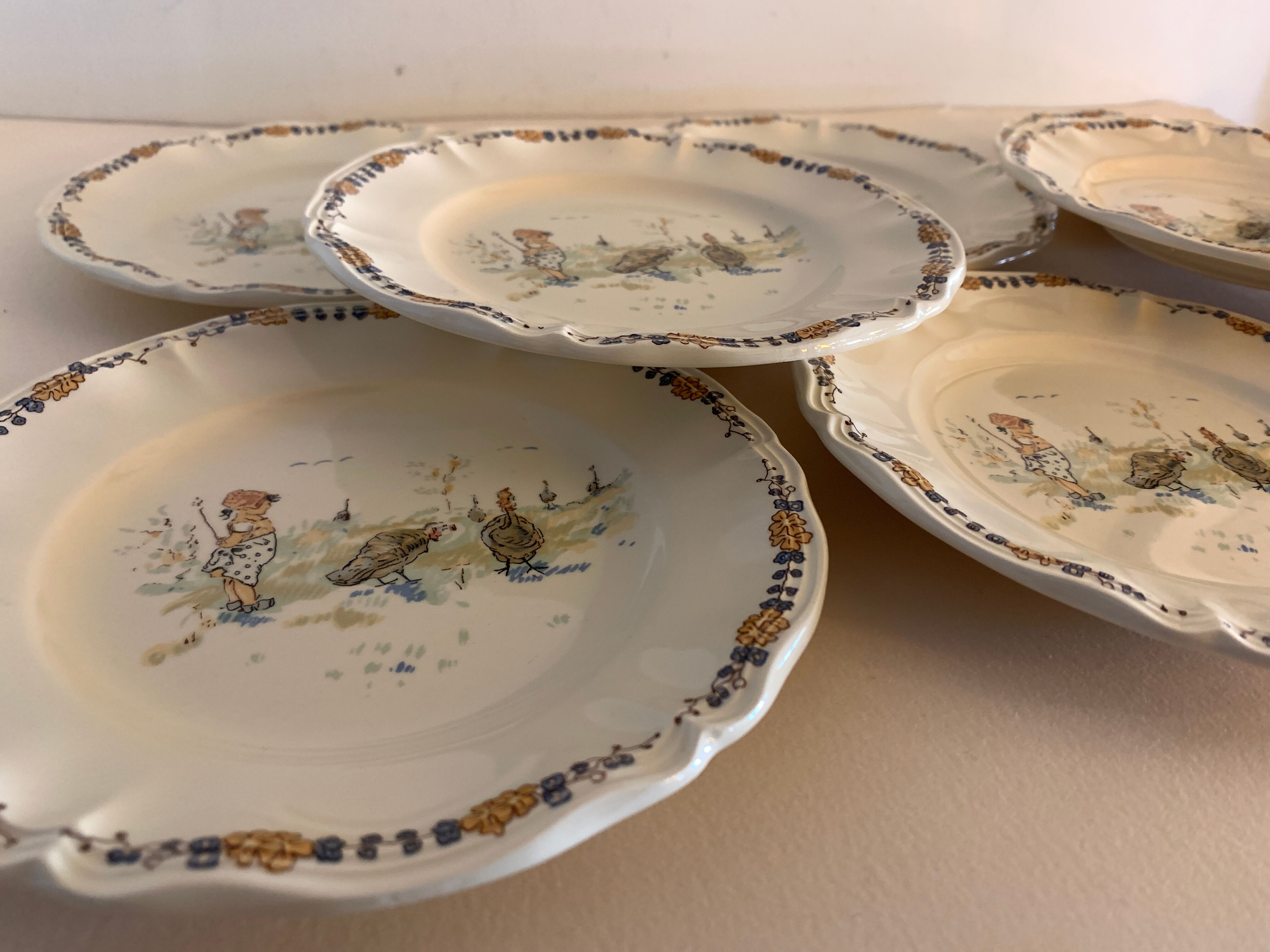 8 dessert plates and service dish Sarreguemines Les Enfants Richard