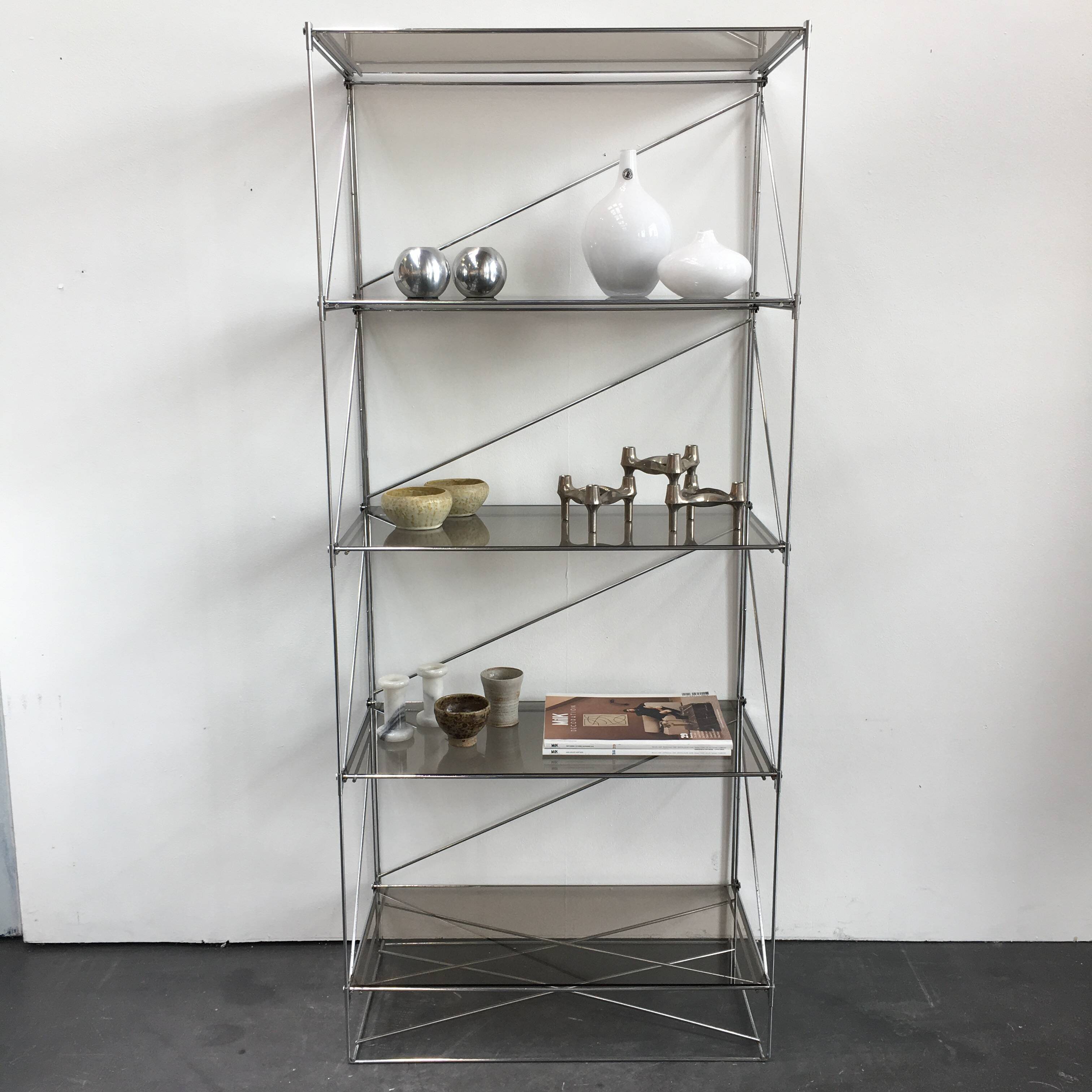 Étagère métal et verre fumé modèle Isocèle par Max Sauze