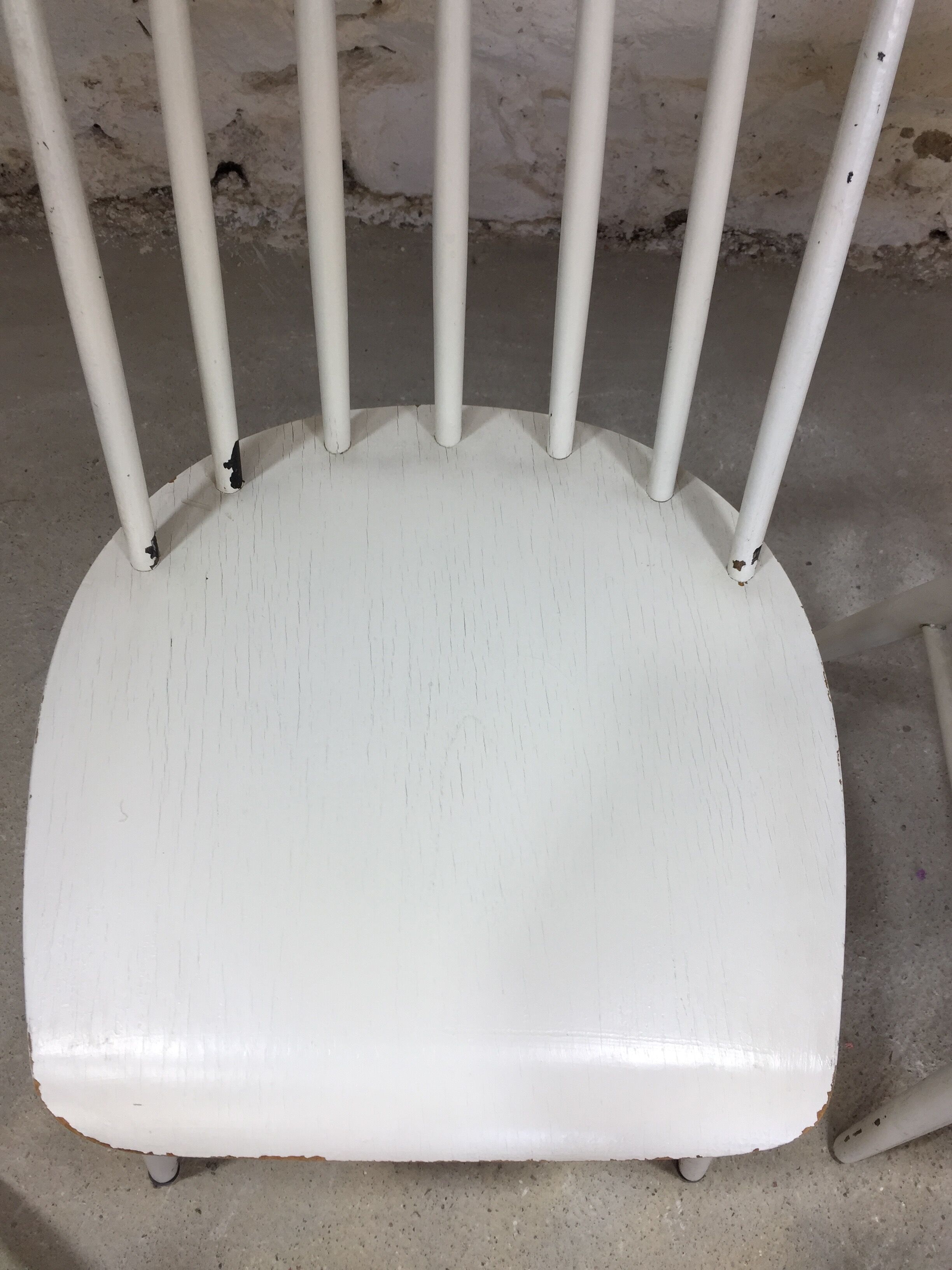 Lot of 4 white wooden chairs