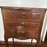Petite table de chevet en marqueterie de style Louis XV