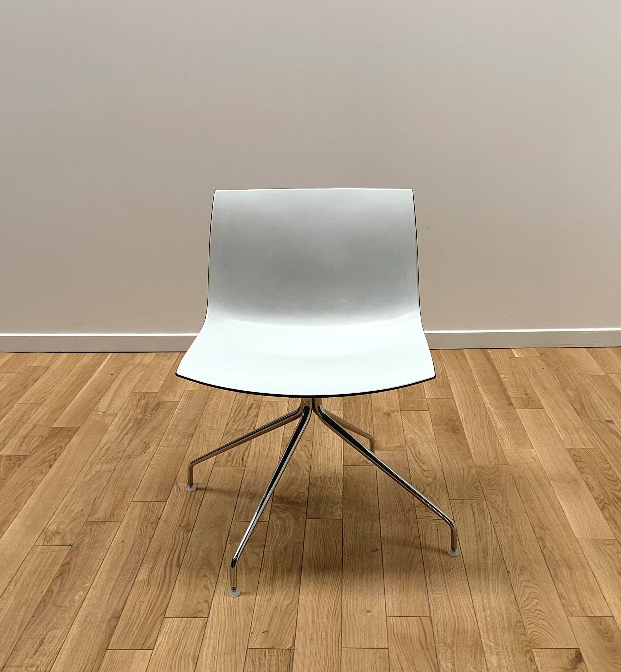 Pair of Catifa 46 chairs, Arper