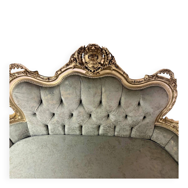 Canapé bleu clair doux et argenté capitonné en bois d'hêtre Style Louis