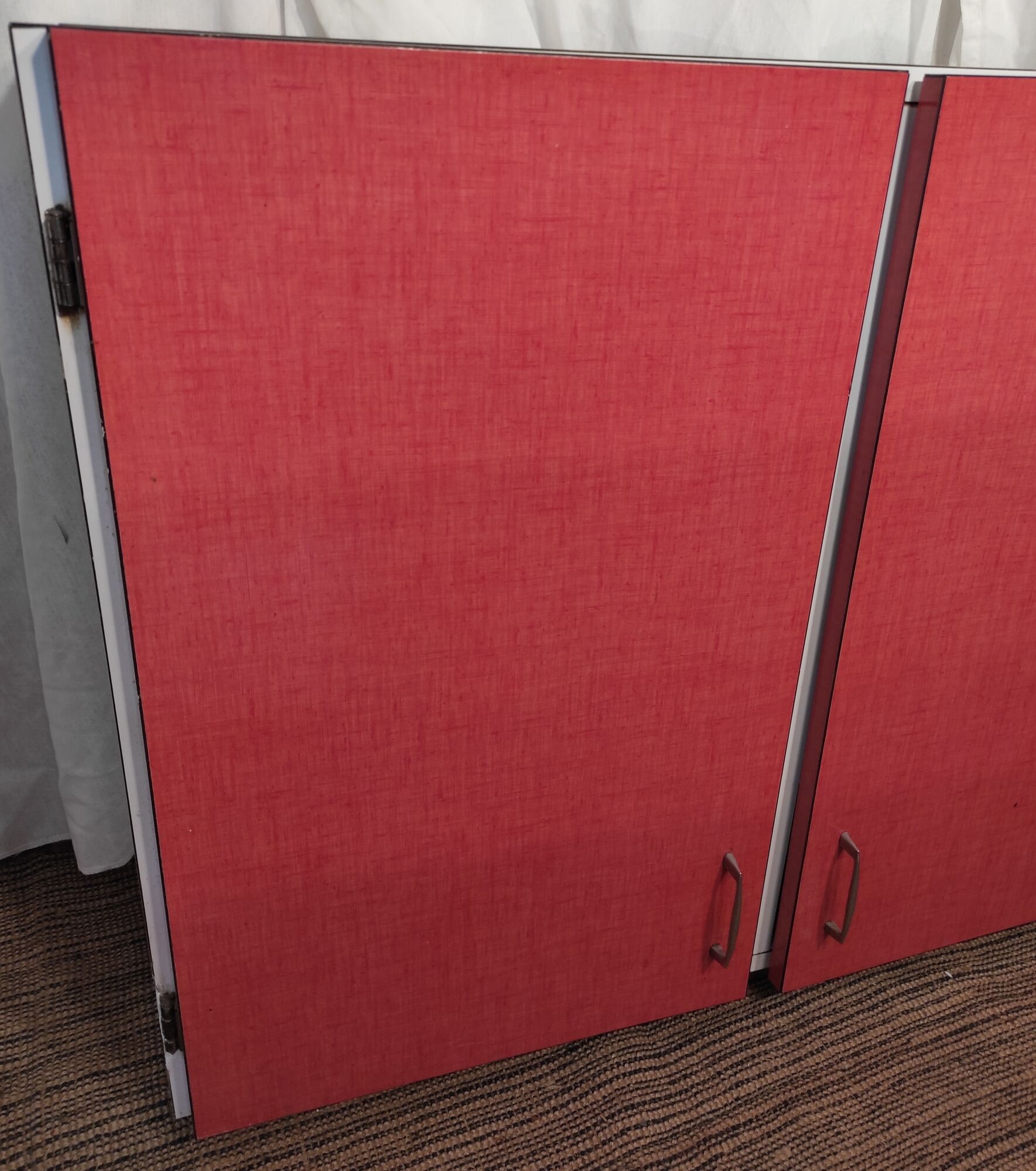 Placard haut de cuisine trois portes en formica rose