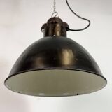 Suspension industrielle Bauhaus en tôle émaillée noire, années 1930