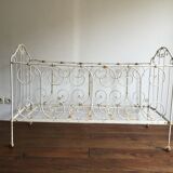 Lit de bébé ancien en fer forgé