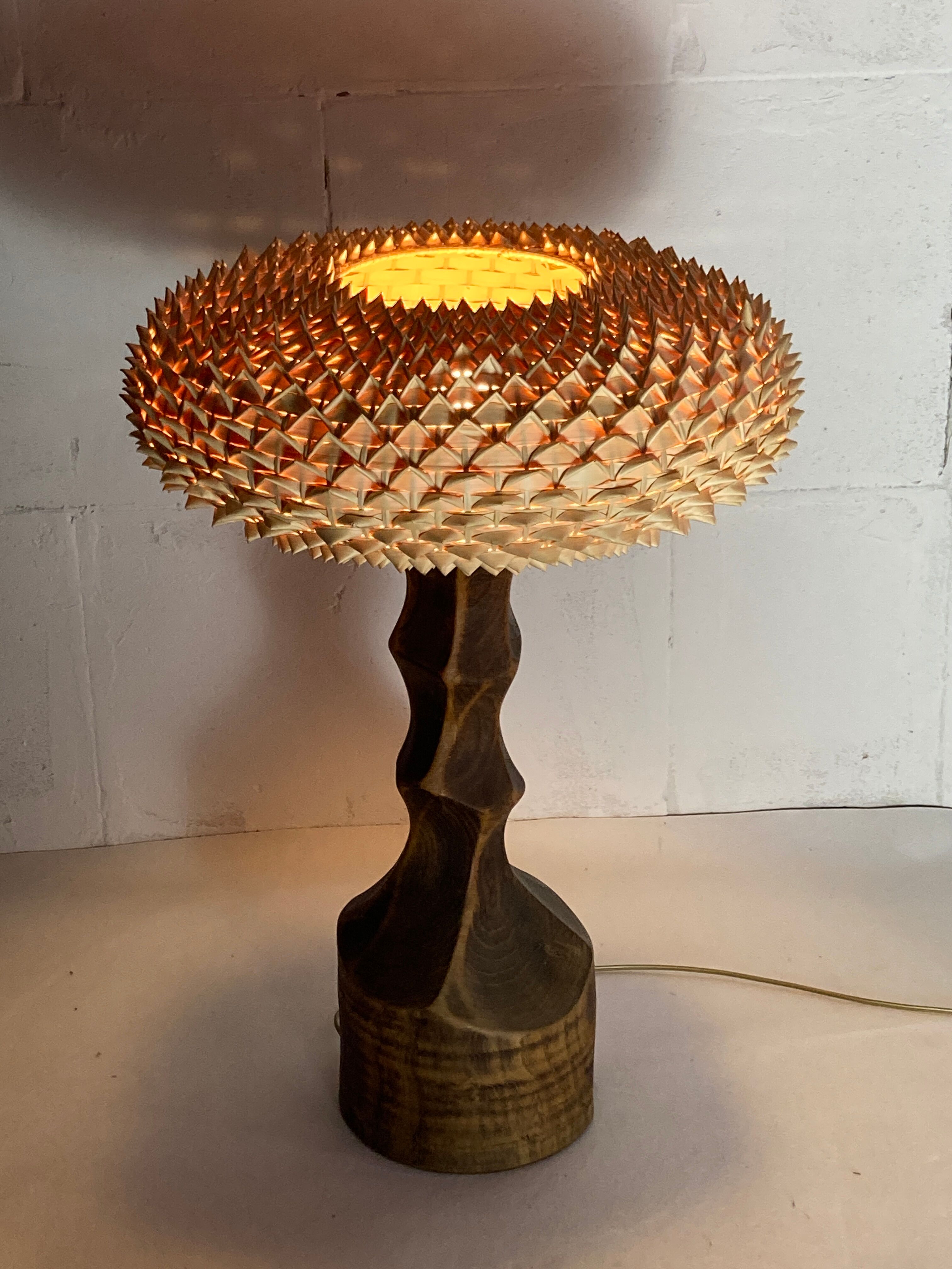 Large brutalist table lamp with rattan shade, Dutch ca 1960s ( 76 cm )