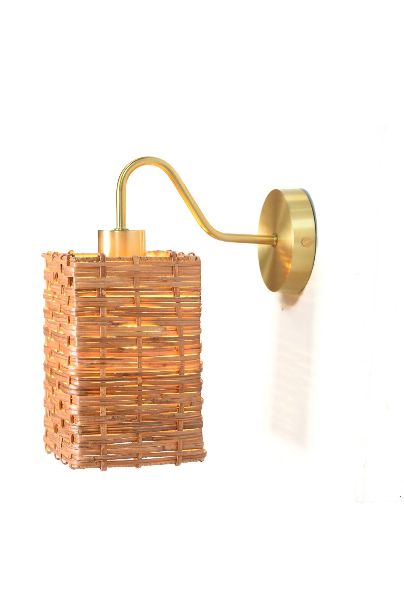 Applique murale en rotin et laiton