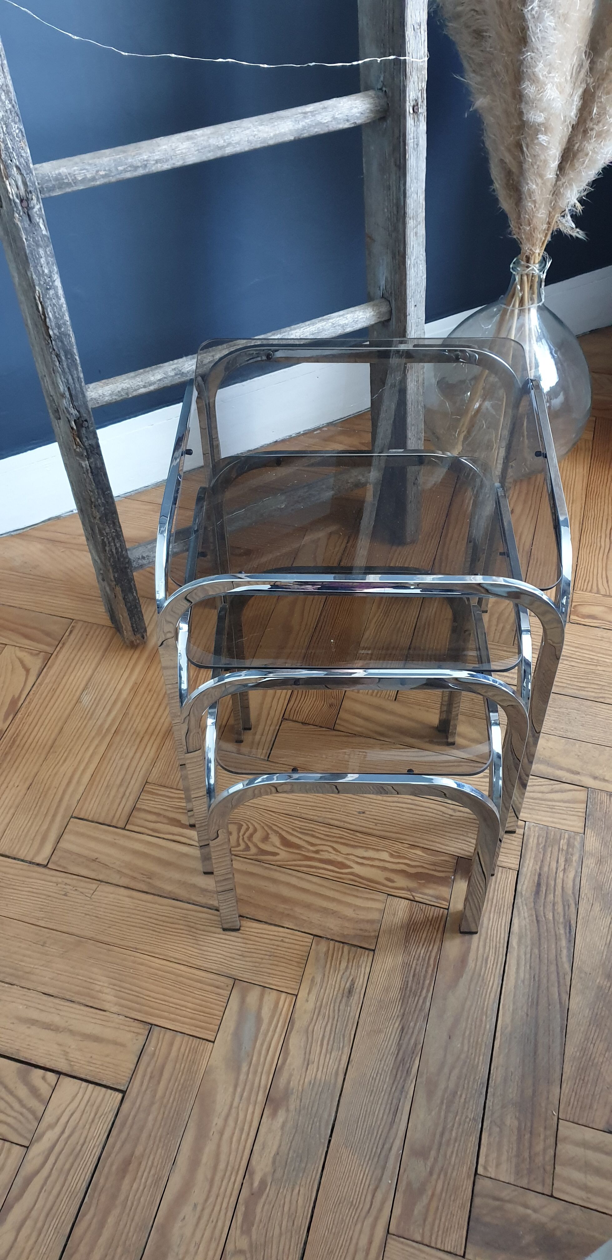 Trundle table in tubular steel and smoked glass