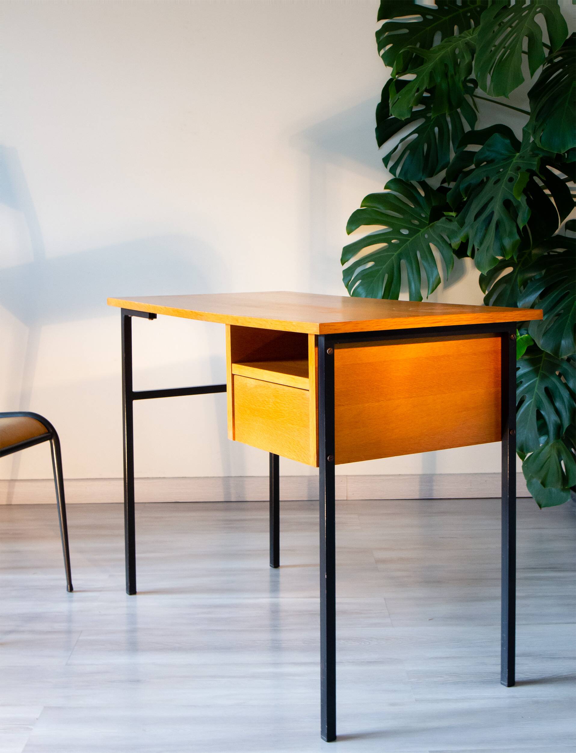 Bureau moderniste année 70, chêne et métal