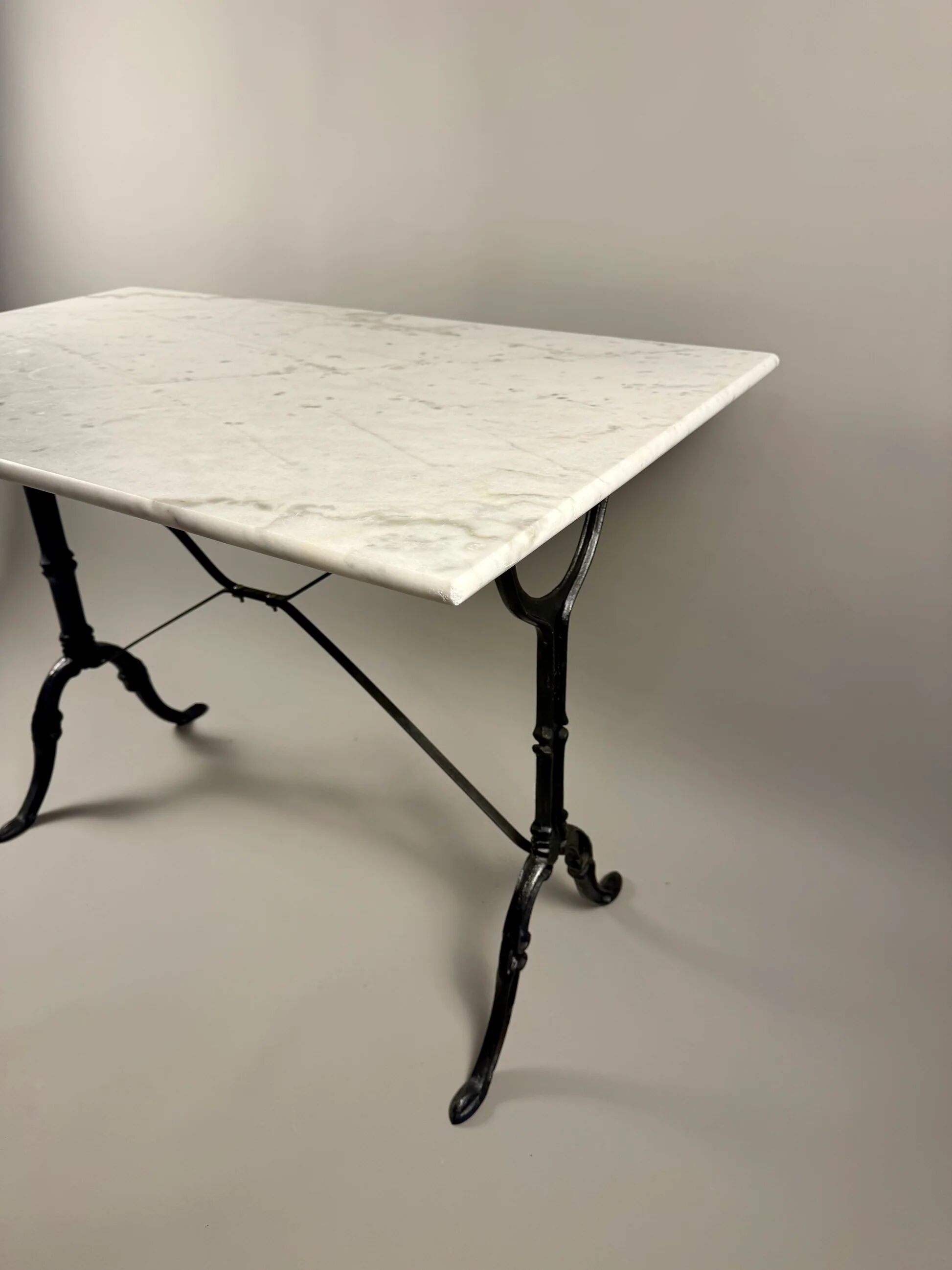 Table bistrot avec plateau en marbre