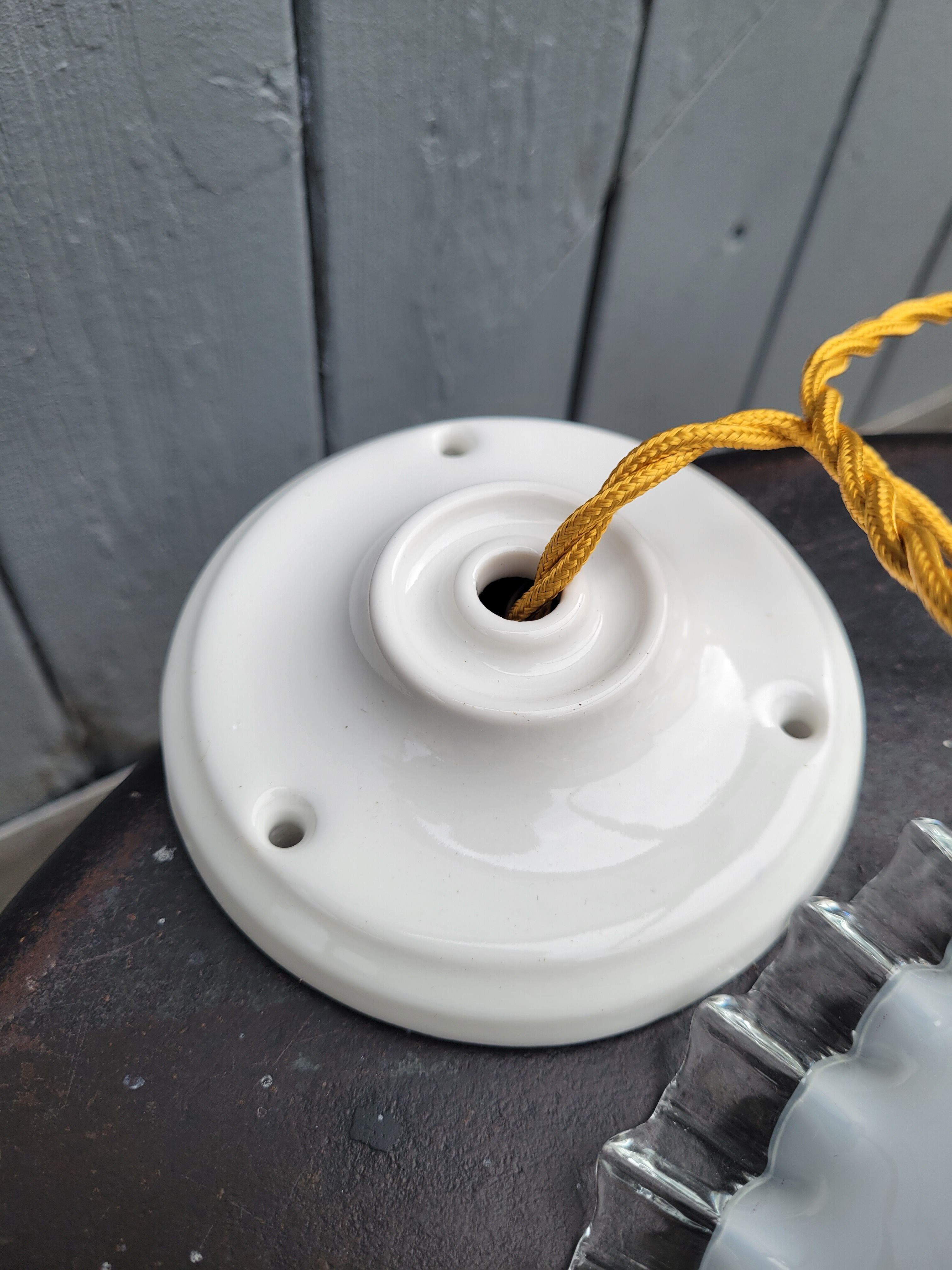 Serrated opaline suspension