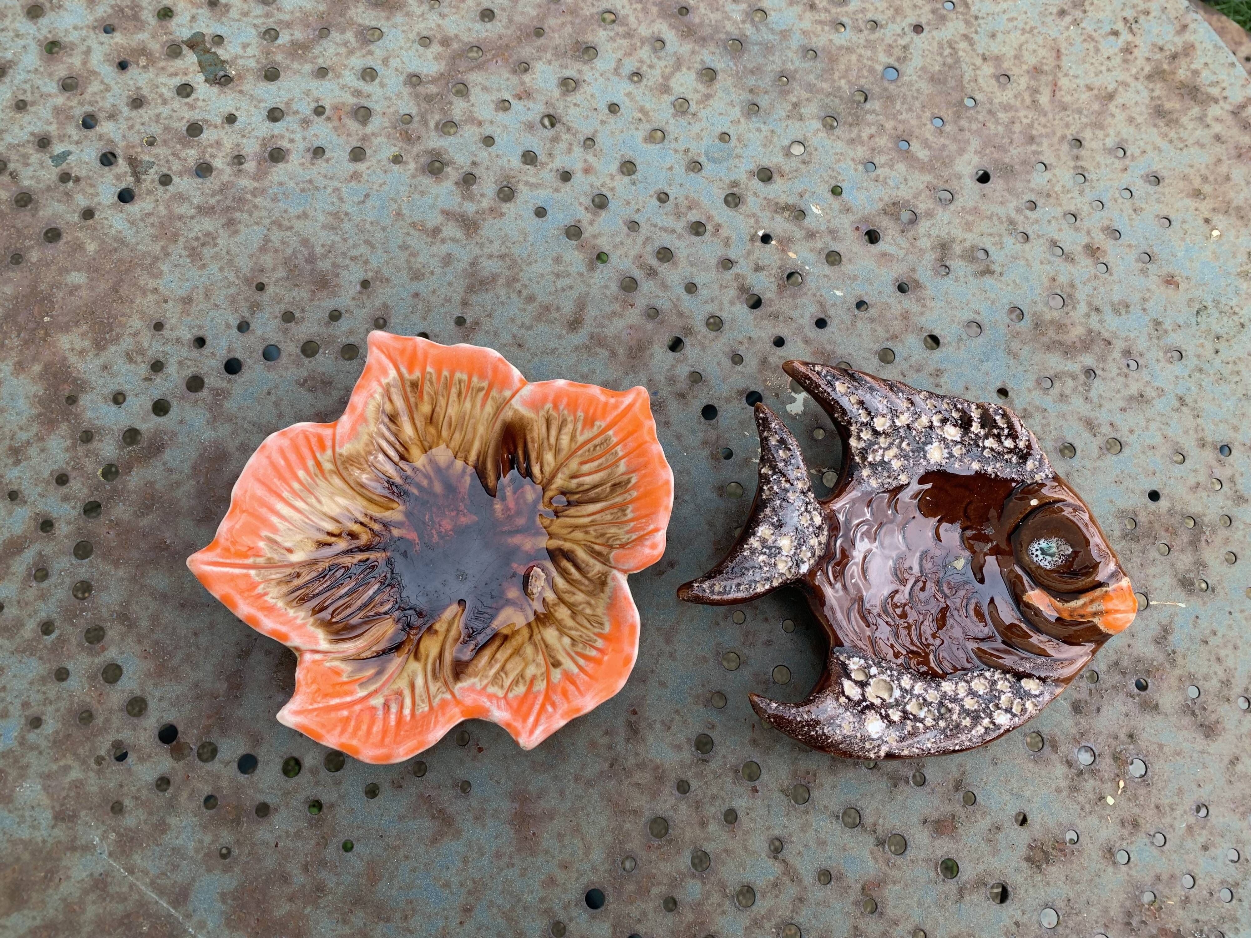 Lot composed of small barbotine dishes in enamelled ceramic, leaf and fish, Vallauris style