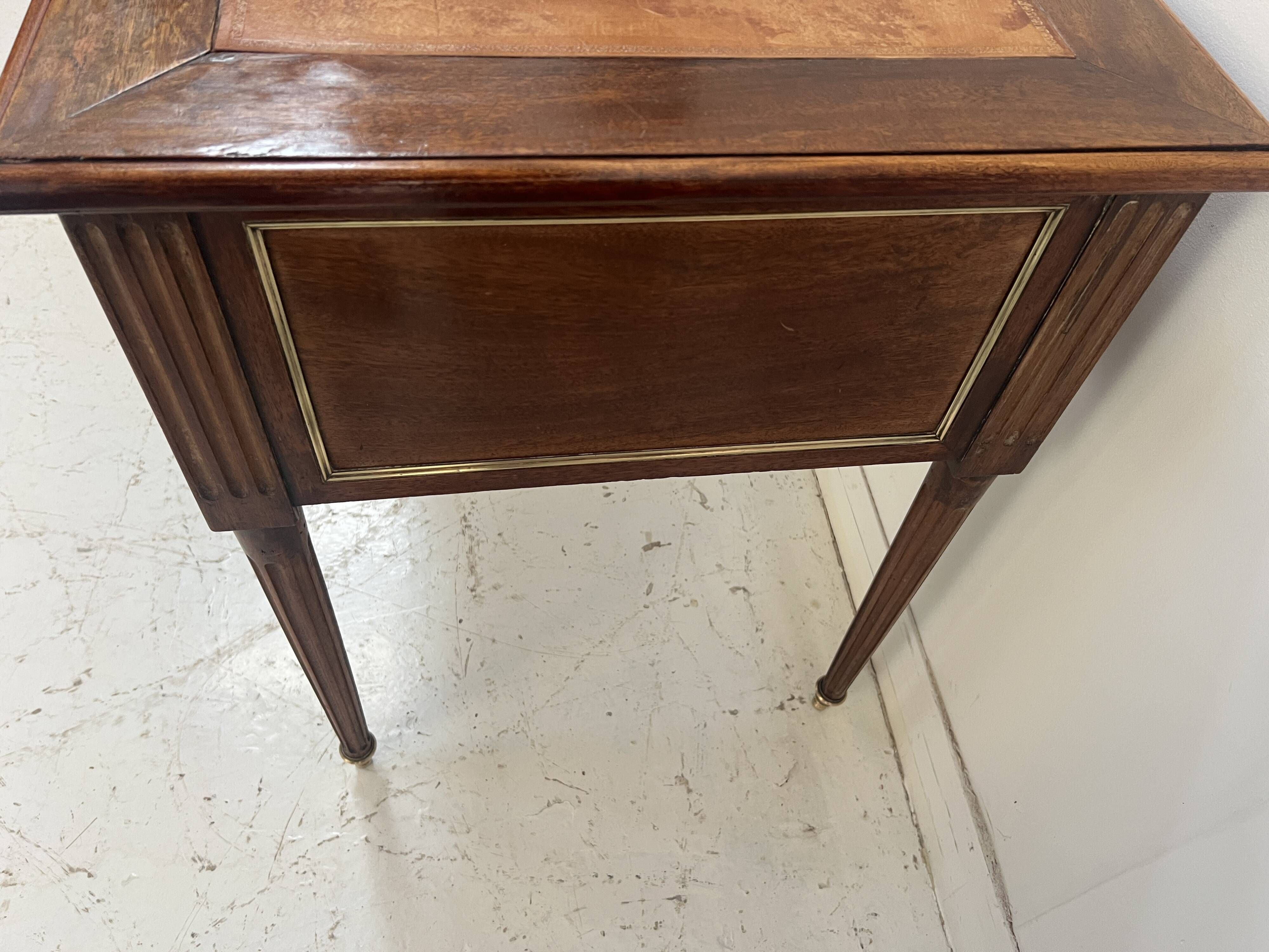 Louis XVI style desk in mahogany and mahogany veneer, 20th century.