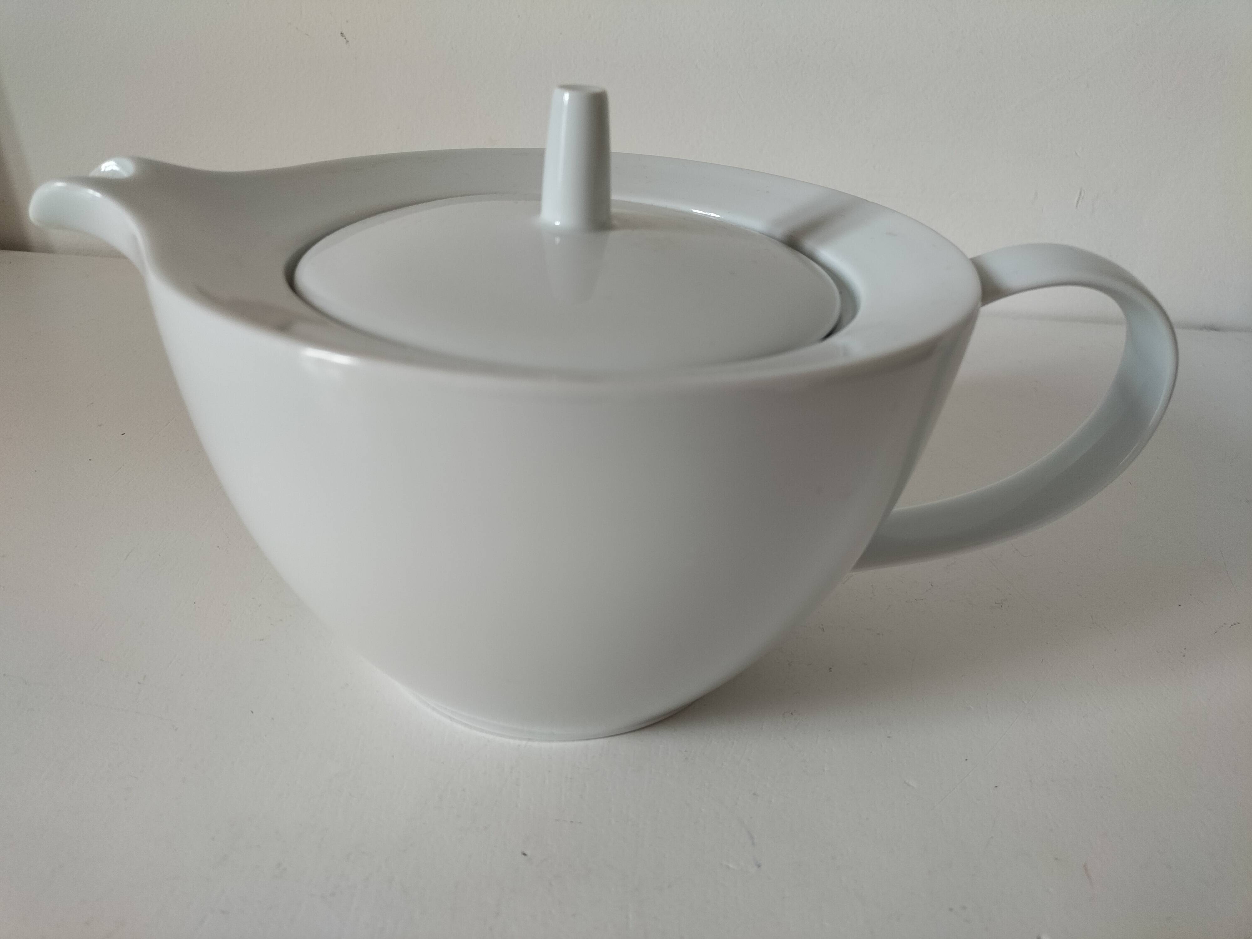 Graphic teapot in white porcelain with a minimalist design.