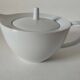 Graphic teapot in white porcelain with a minimalist design.