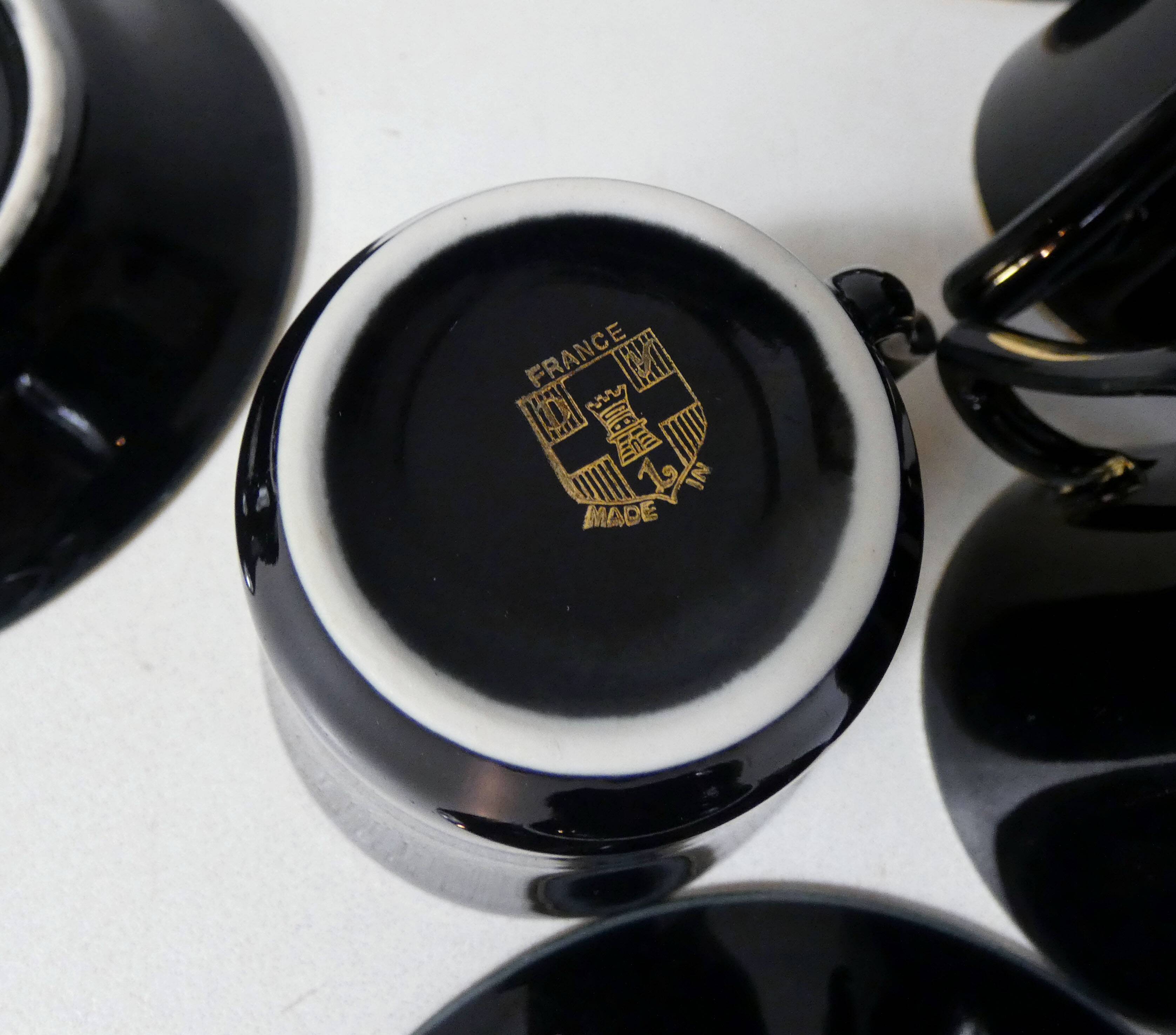 4 old black and gold cups in Vintage color