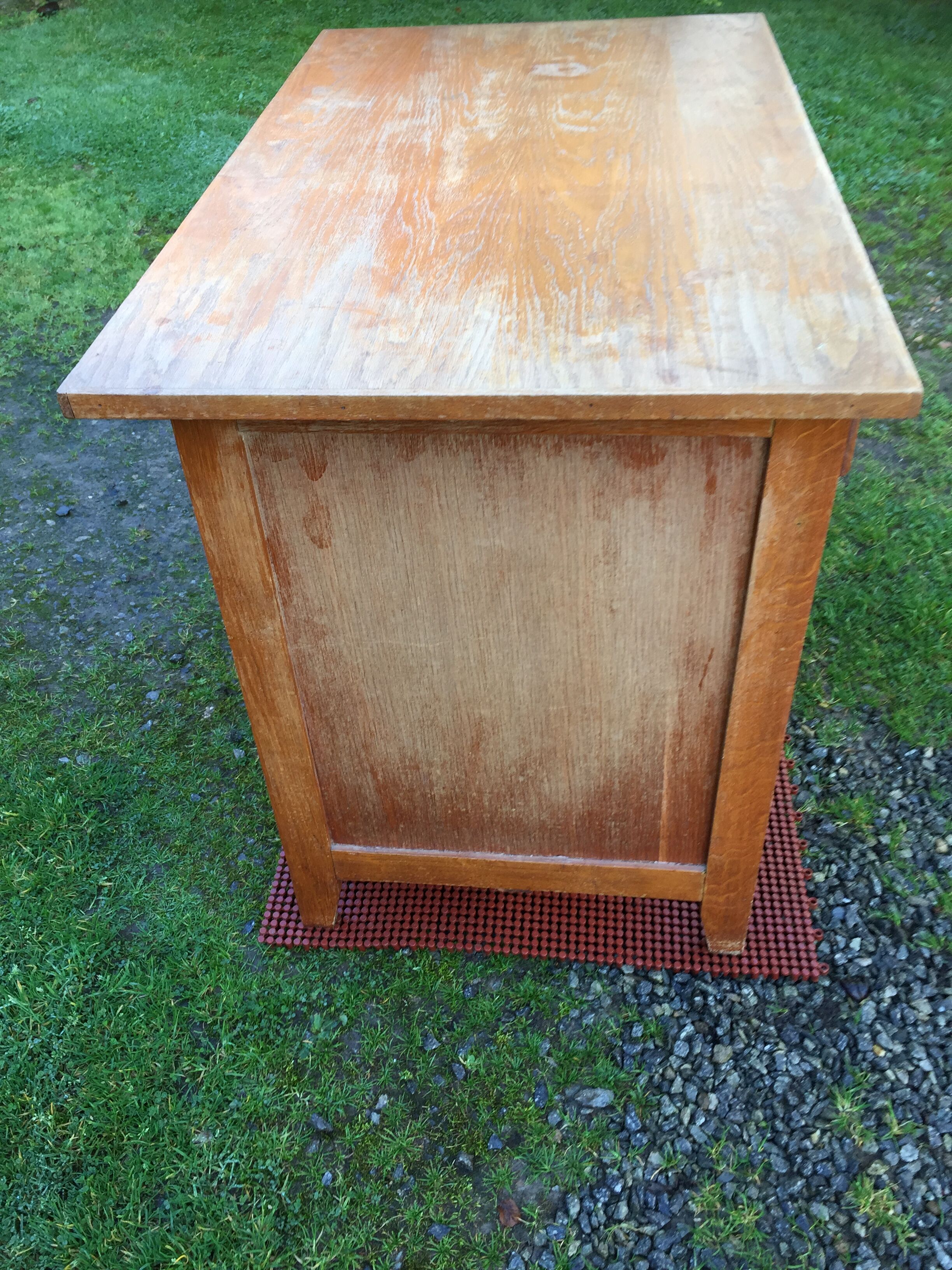Vintage oak desk with 5 drawers and 1 pull.