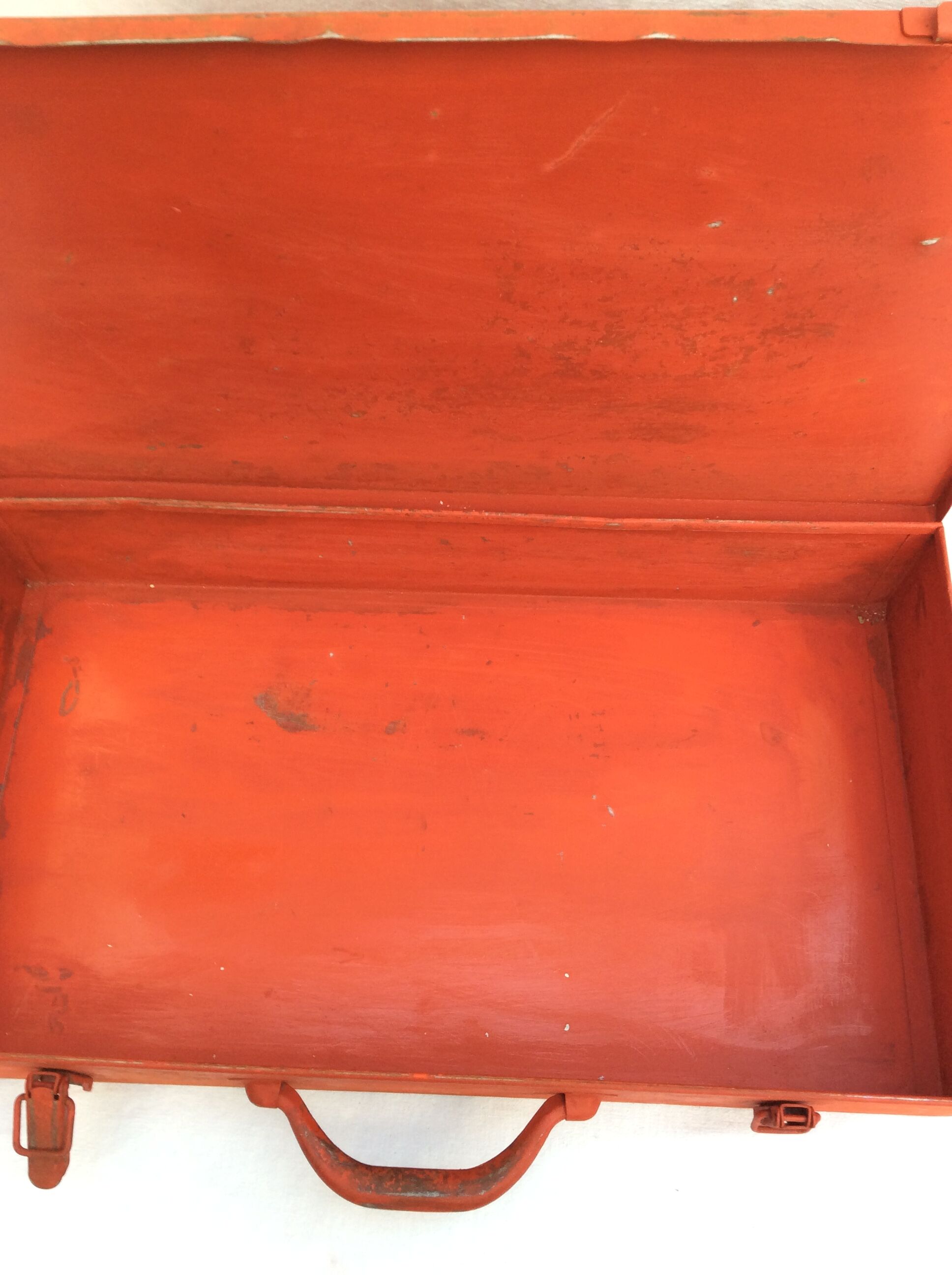 Caisse à outils en métal couleur rouge avec poignée