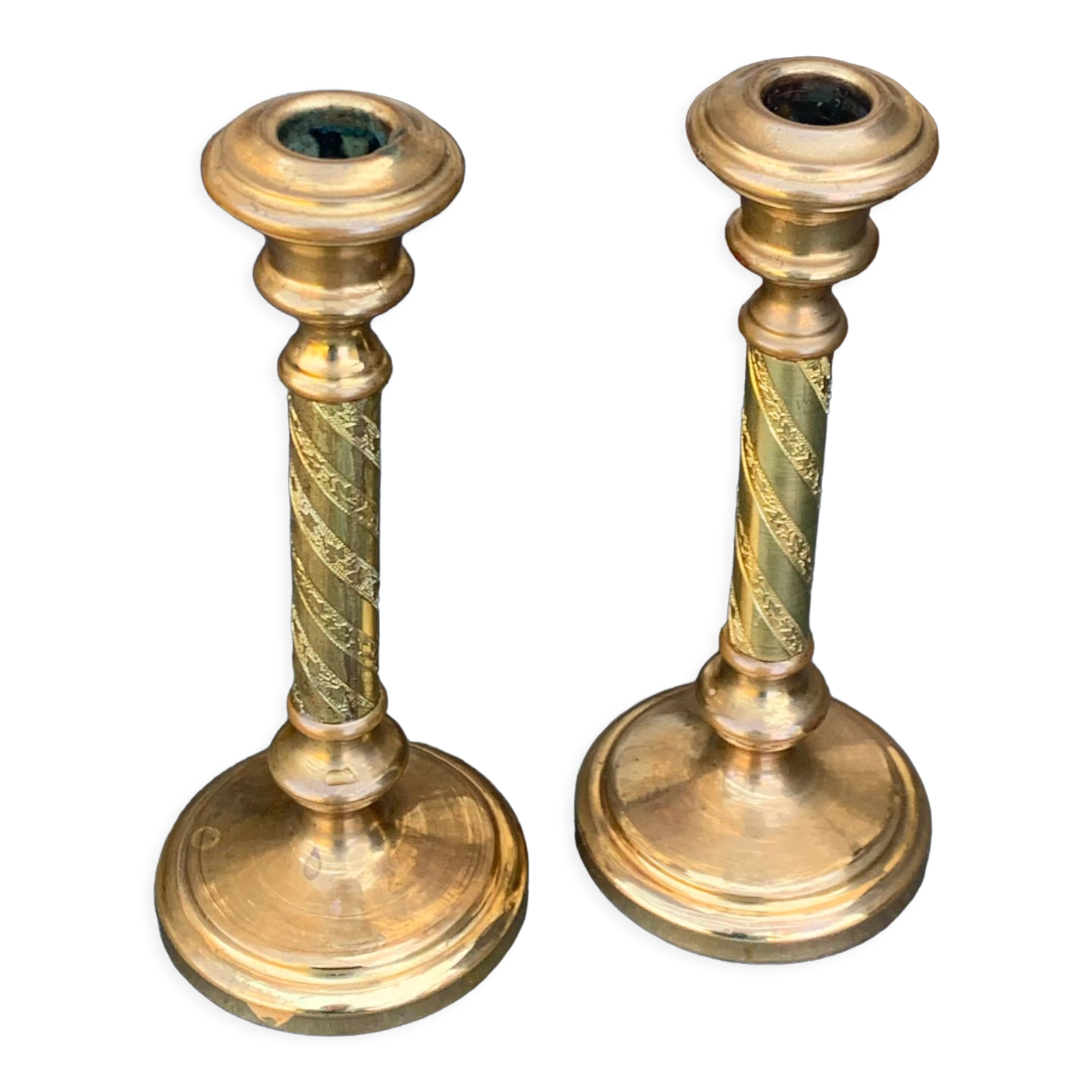 Set of two candlesticks in brass dore, pattern of ivy leaves chiseles on the columns, vintage