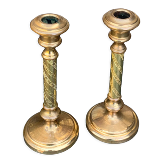 Set of two candlesticks in brass dore, pattern of ivy leaves chiseles on the columns, vintage